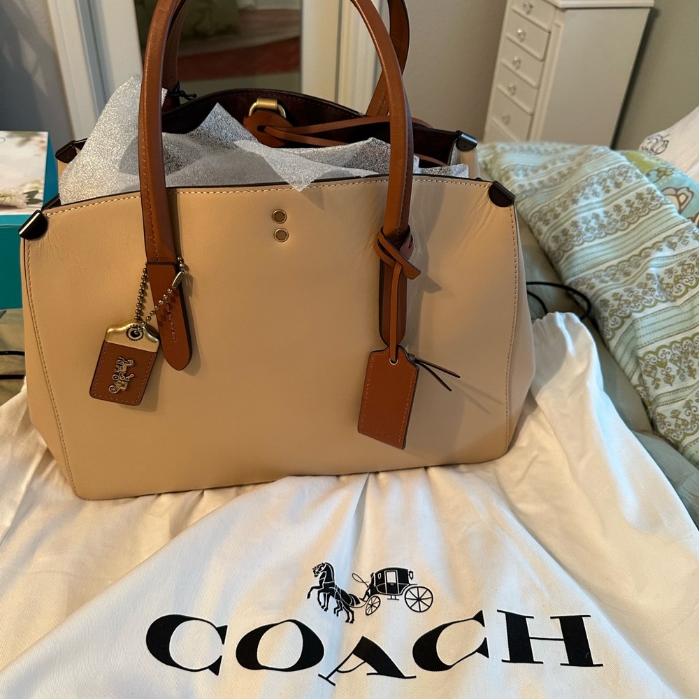 New with authenticity card, Coach beechwood multi bag, never worn!